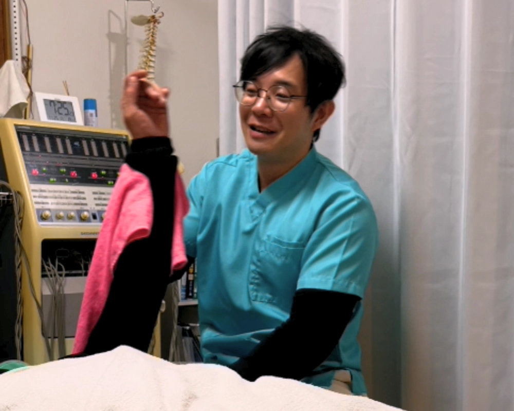 たとみ整骨院の院長が問診を行っている様子